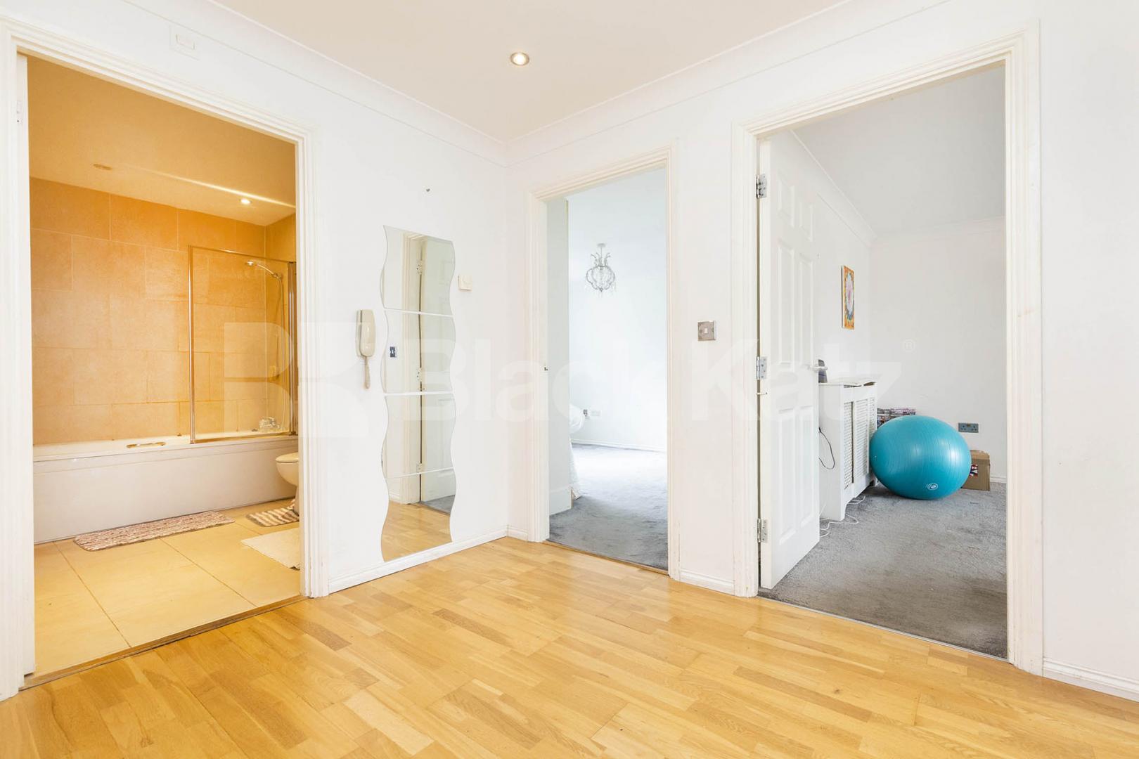 Spacious 2 double bedroom tucked away on a close with Parking  Montague Close, High Barnet 